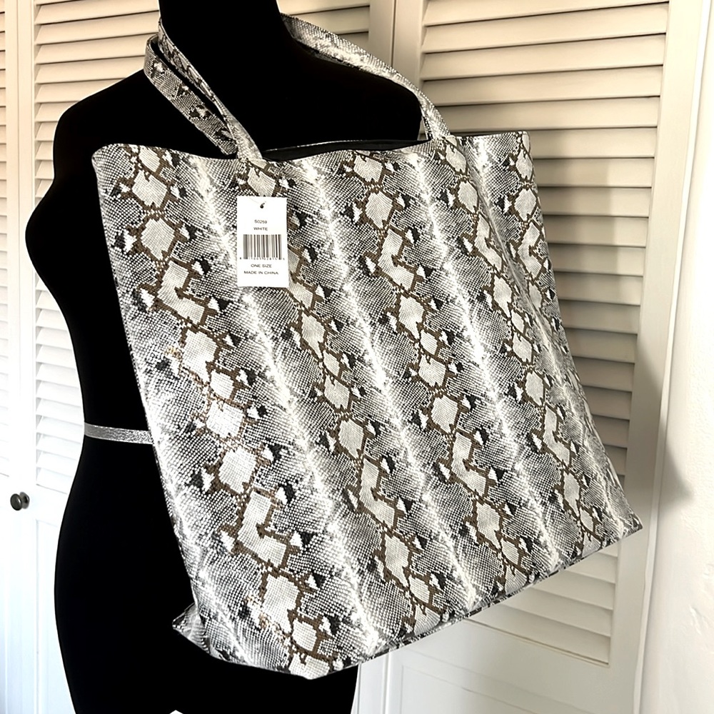 Saks Fifth Avenue Large Tote - one size - NEW